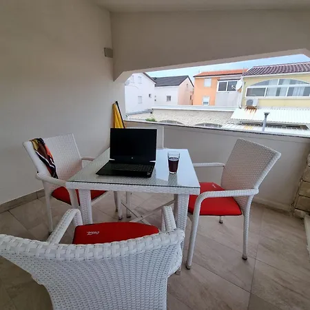 Delminium Apartman Vir