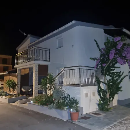 Delminium Apartman Vir